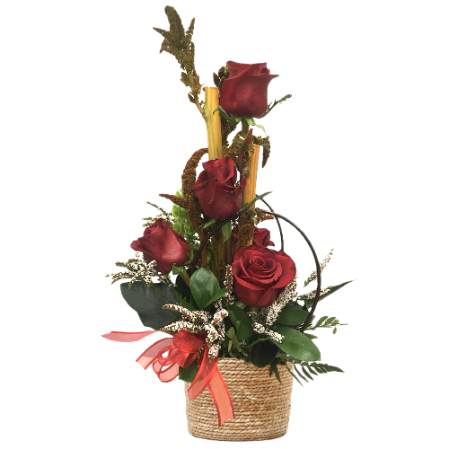 The perfect five. Show a friend, partner or loved one how much you care with this classical design. Delight your recipient with these high-quality roses.